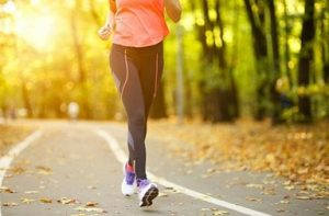 یک زن در حال دویدن و ورزش