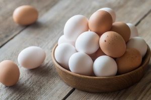 تخم مرغ های محلی و سفید در ظرف