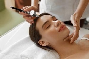 پزشک در حال انجام مزوتراپی روی صورت یک زن